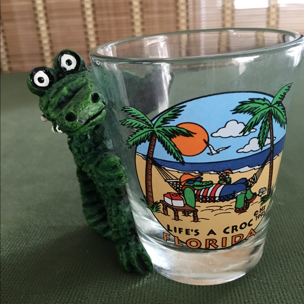 Super Cute Vintage Souvenir Shot Glasses - Picture 2 of 6